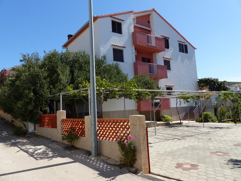 Apartments Martina Примоштен Экстерьер фото