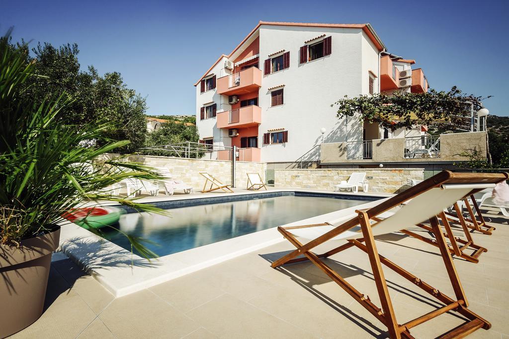 Apartments Martina Примоштен Экстерьер фото
