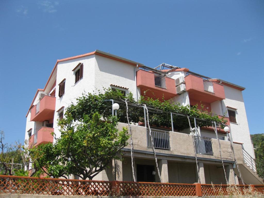 Apartments Martina Примоштен Экстерьер фото